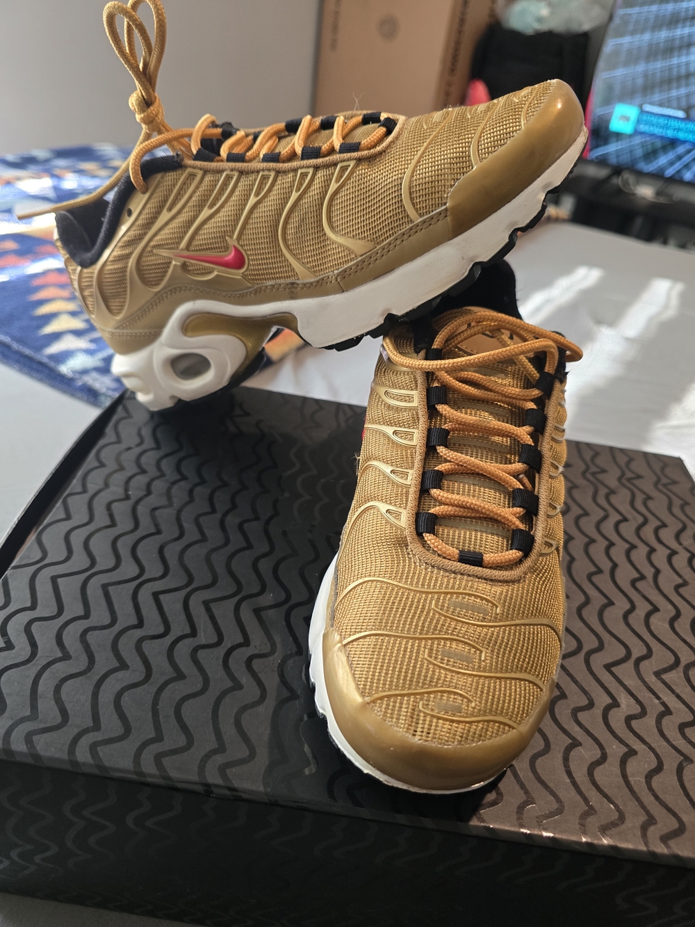 Air Max Plus QS Men's Size 6Y Metallic Gold/University Red 903827-700 RARE!!